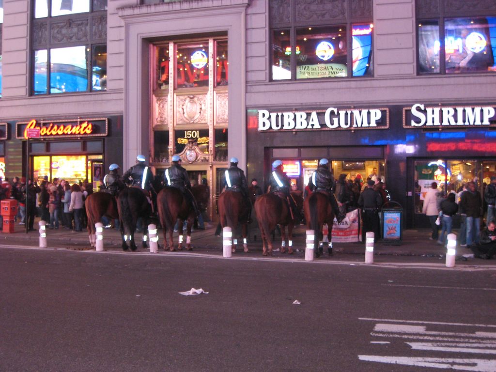 Många ridande poliser utanför Bubba Gump.